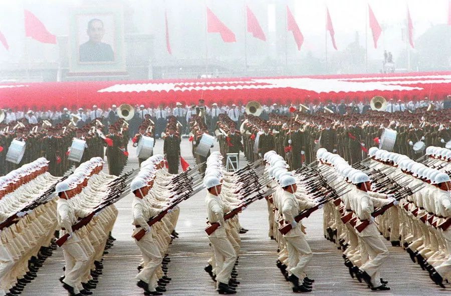 中國(guó)閱兵史上的霸氣瞬間，回顧1984年的閱兵盛況，中國(guó)閱兵史上的霸氣瞬間，回顧1984年閱兵盛況的震撼瞬間