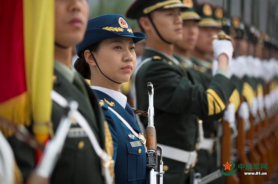 三軍儀仗隊(duì)女兵中隊(duì)，展現(xiàn)新時代巾幗英雄風(fēng)采，三軍儀仗隊(duì)女兵中隊(duì)，新時代巾幗英雄的風(fēng)采展現(xiàn)
