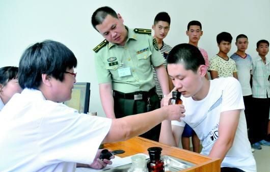 男兵體檢的尷尬圖，理解與尊重的重要性，男兵體檢中的尊重與理解的必要性，尷尬瞬間的思考