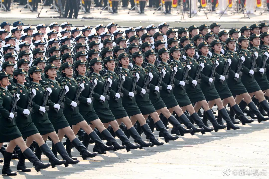 國慶閱兵女兵方隊(duì)視頻，展現(xiàn)新時(shí)代巾幗英雄風(fēng)采，國慶閱兵女兵方隊(duì)視頻，展現(xiàn)新時(shí)代巾幗英雄風(fēng)采閃耀閱兵場