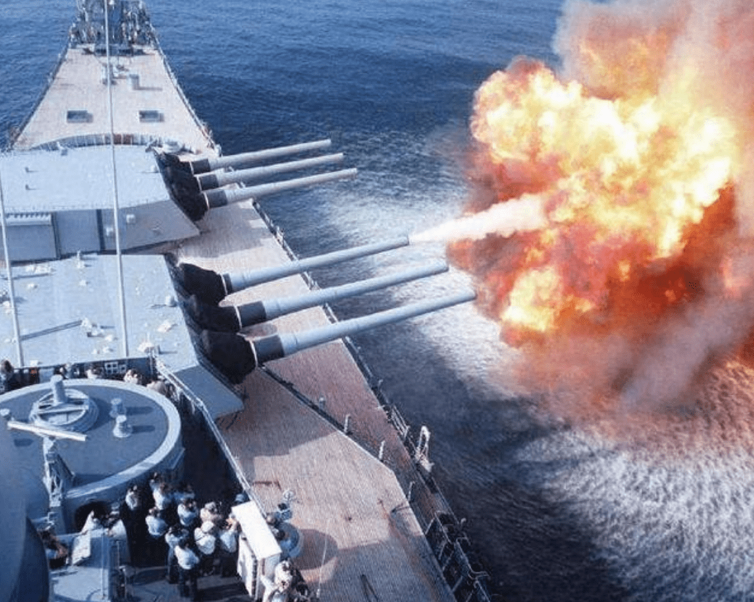 為什么岸炮打不過艦炮，深度解析背后的原因，岸炮與艦炮的較量，解析背后的原因與差異
