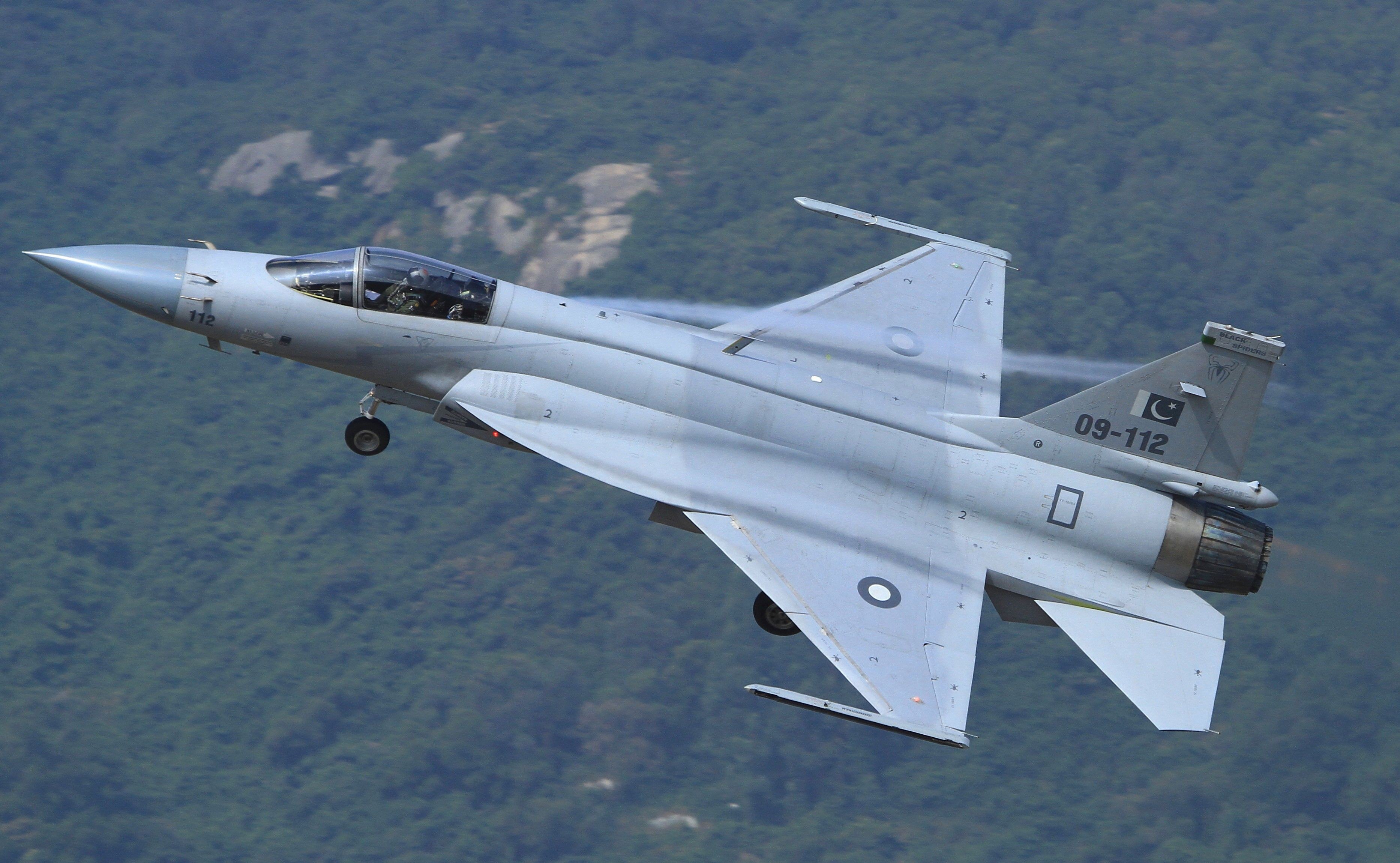 梟龍戰(zhàn)斗機圖片，展現(xiàn)中國空軍力量的驕傲，梟龍戰(zhàn)斗機風采，中國空軍力量的驕傲圖片展示