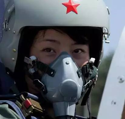 揭秘殲-10女飛行員犧牲真相，英雄背后的故事令人動容，揭秘殲-10女飛行員犧牲真相，英雄背后的感人故事