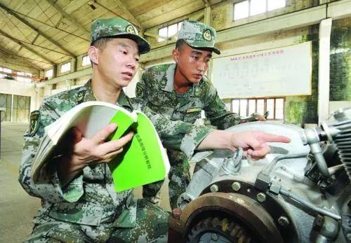揭秘一級(jí)軍士長(zhǎng)，榮譽(yù)與職責(zé)的象征，揭秘一級(jí)軍士長(zhǎng)，榮譽(yù)與職責(zé)的象征之巔