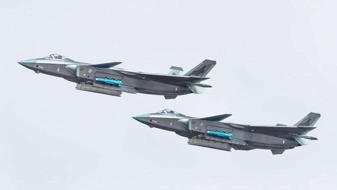 揭秘殲-20圖片，中國五代戰(zhàn)機的卓越風采，揭秘殲-20五代戰(zhàn)機卓越風采，戰(zhàn)機實拍圖展示中國力量