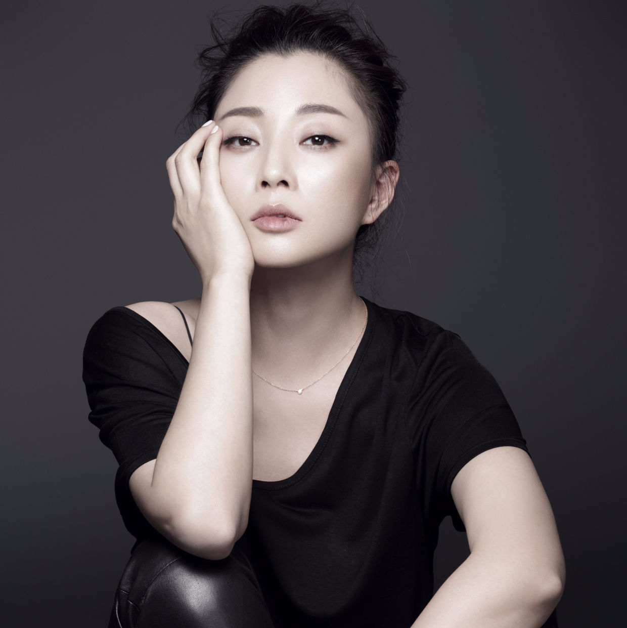 殷桃，43歲的魅力不減，近照展現(xiàn)歲月優(yōu)雅，殷桃，43歲魅力依舊，歲月雕琢優(yōu)雅近照展現(xiàn)風(fēng)采