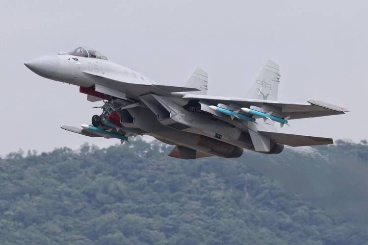 殲-15T，新一代艦載戰(zhàn)斗機的優(yōu)勢與挑戰(zhàn)，殲-15T新一代艦載戰(zhàn)斗機的優(yōu)勢與挑戰(zhàn)解析